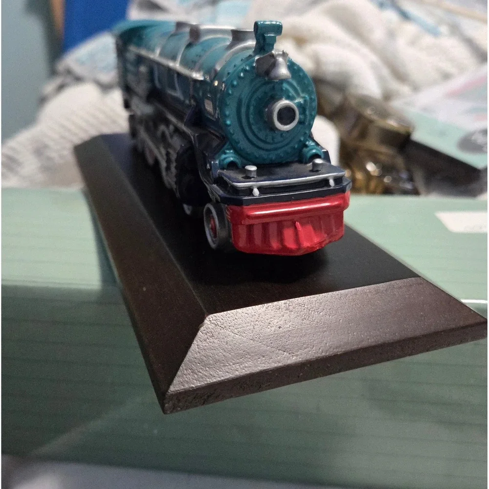 Avon 1991 Lionel Blue Comet 400E Train Locomotive Porcelain Replica‎ Wood Base
